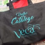 BOLSA NEGRA CON LOGO DE COLOR CELESTE 